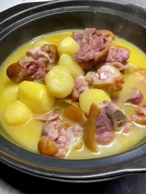 湖北南漳巡检镇腊猪蹄炖土豆铁锅
