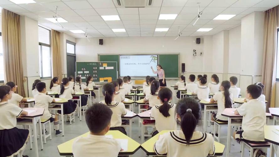 小学教室公开课上摊在课桌的多篇打印阅读材料
