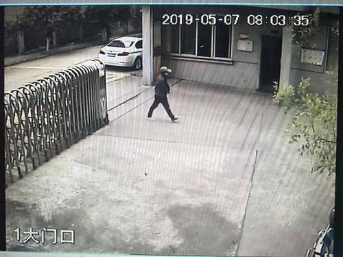 工厂后门出入口员工下班监控实拍图