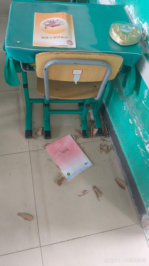 孩子独自在教室角落沮丧，桌上刻着废物字样