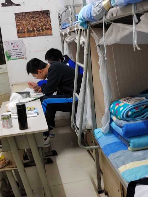 长三角工业园区员工宿舍区写作业的随迁子女