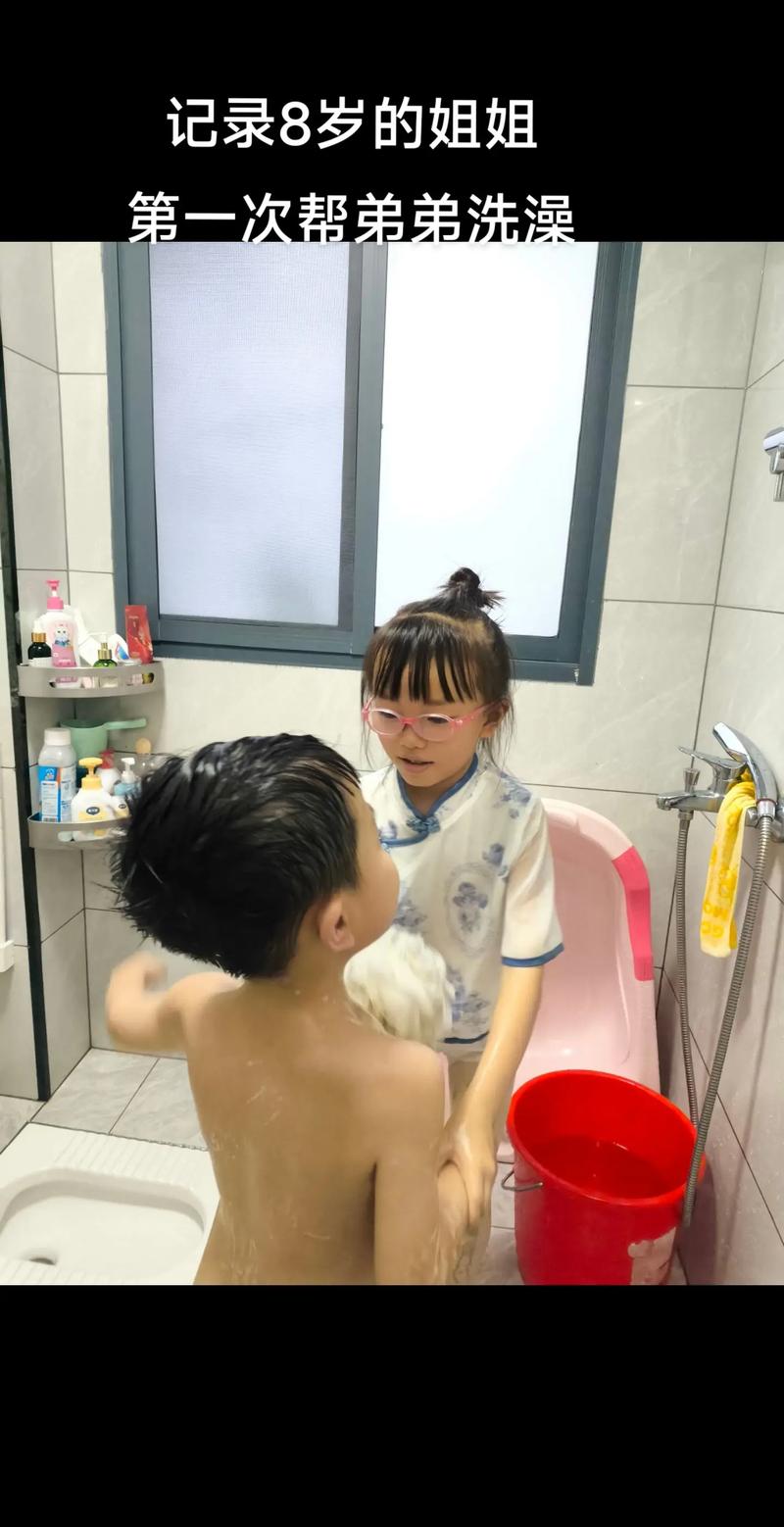 家长陪孩子在浴室玩倒水游戏场景