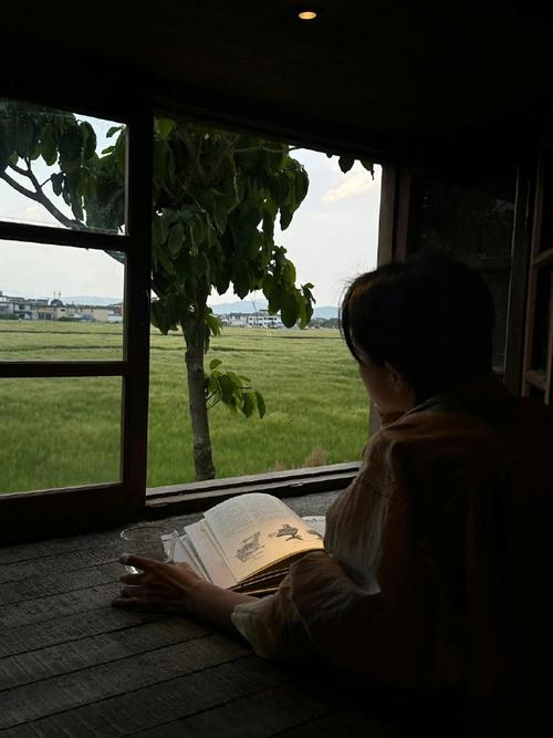 一个人对着窗外朗读诗集场景