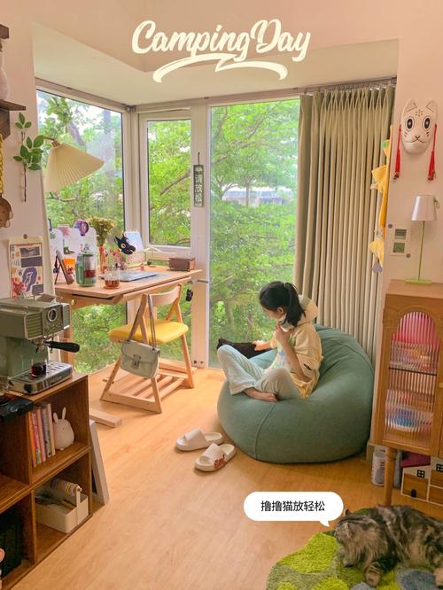 一个人在简单房间沙发上看书窗外有绿植
