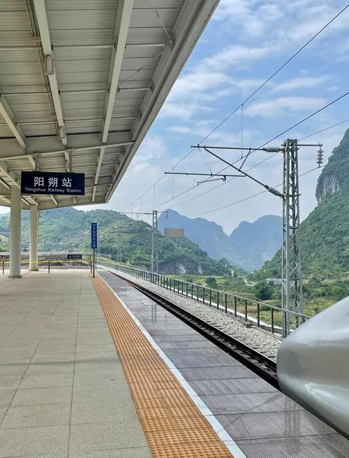 阳朔高铁站出口直达大巴乘车点实景