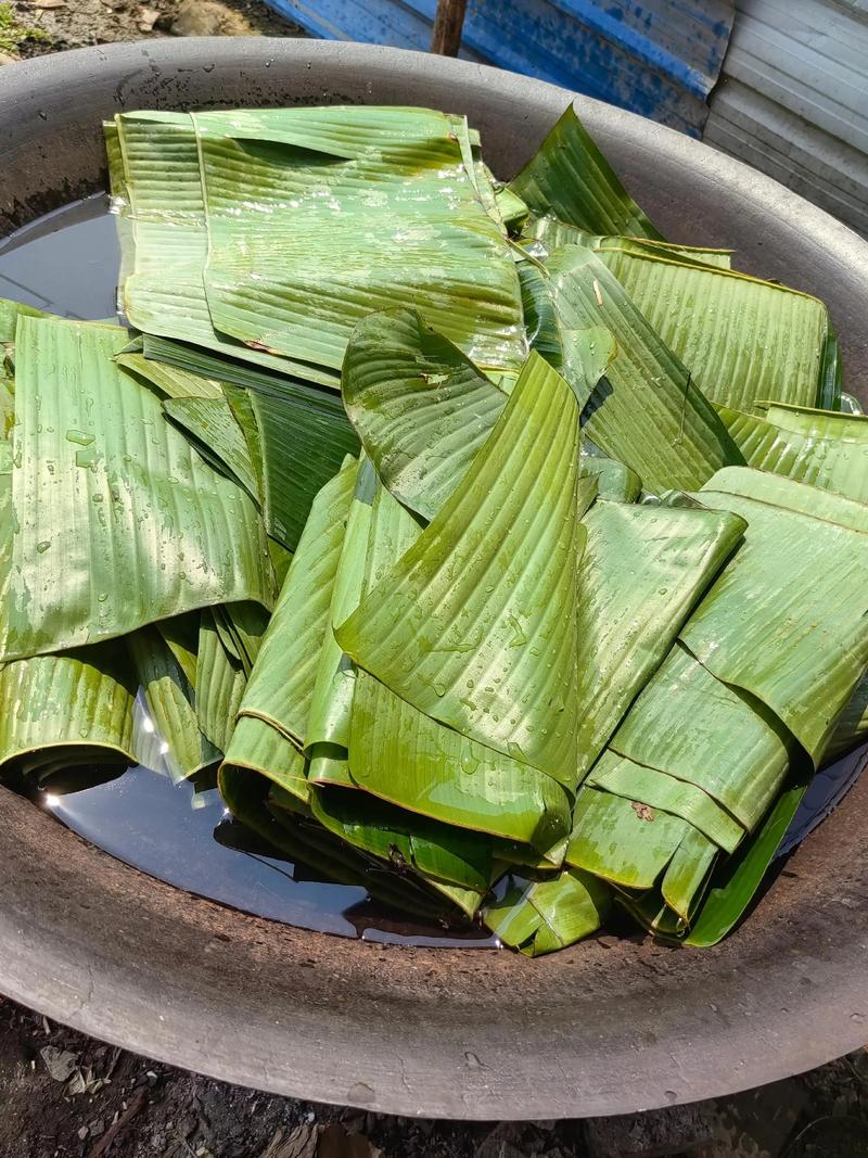 岩坎蒸糯米饭铸铁锅芭蕉叶