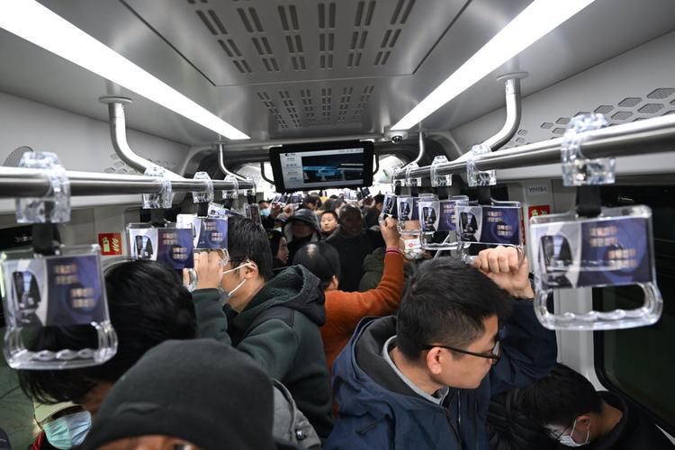 地铁车厢内5G手机流畅刷高清视频对比4G手机转圈