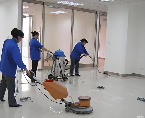 开荒保洁专业团队用吸尘器清理装修灰尘