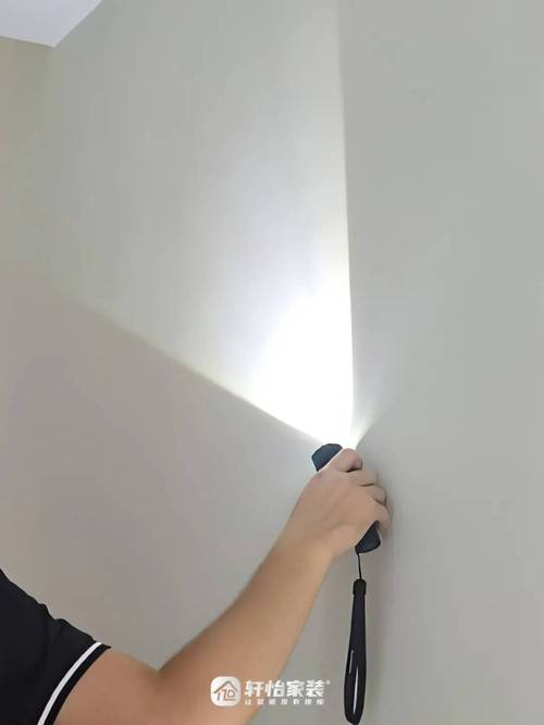 冷胶墙布验收用手电光检查墙面平整度