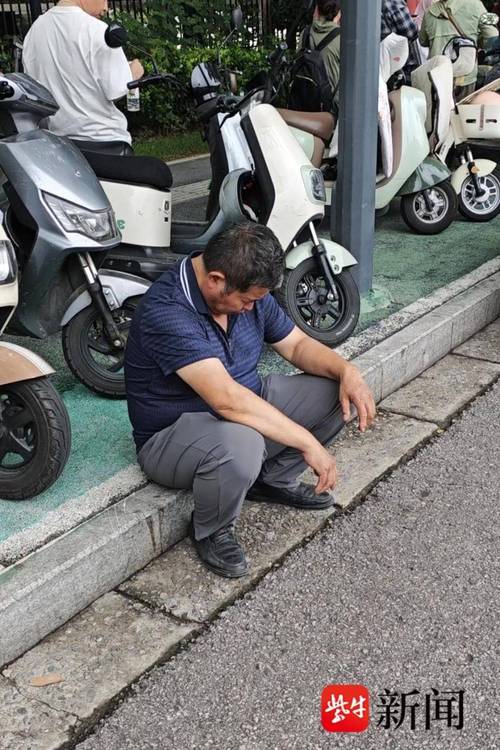 蹲在马路牙子上的那个父亲