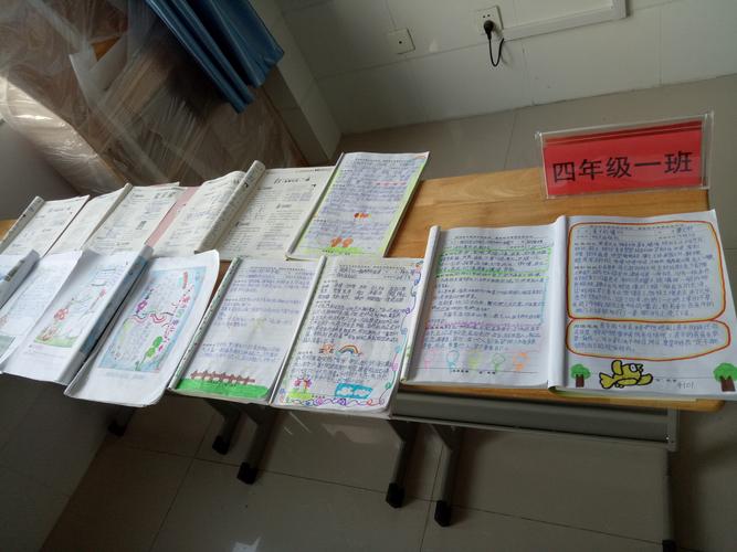小学四年级学生摊在餐桌上的多科作业本