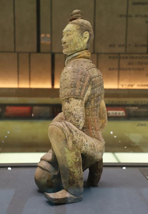 西安秦始皇兵马俑二号坑跪射俑展品近景