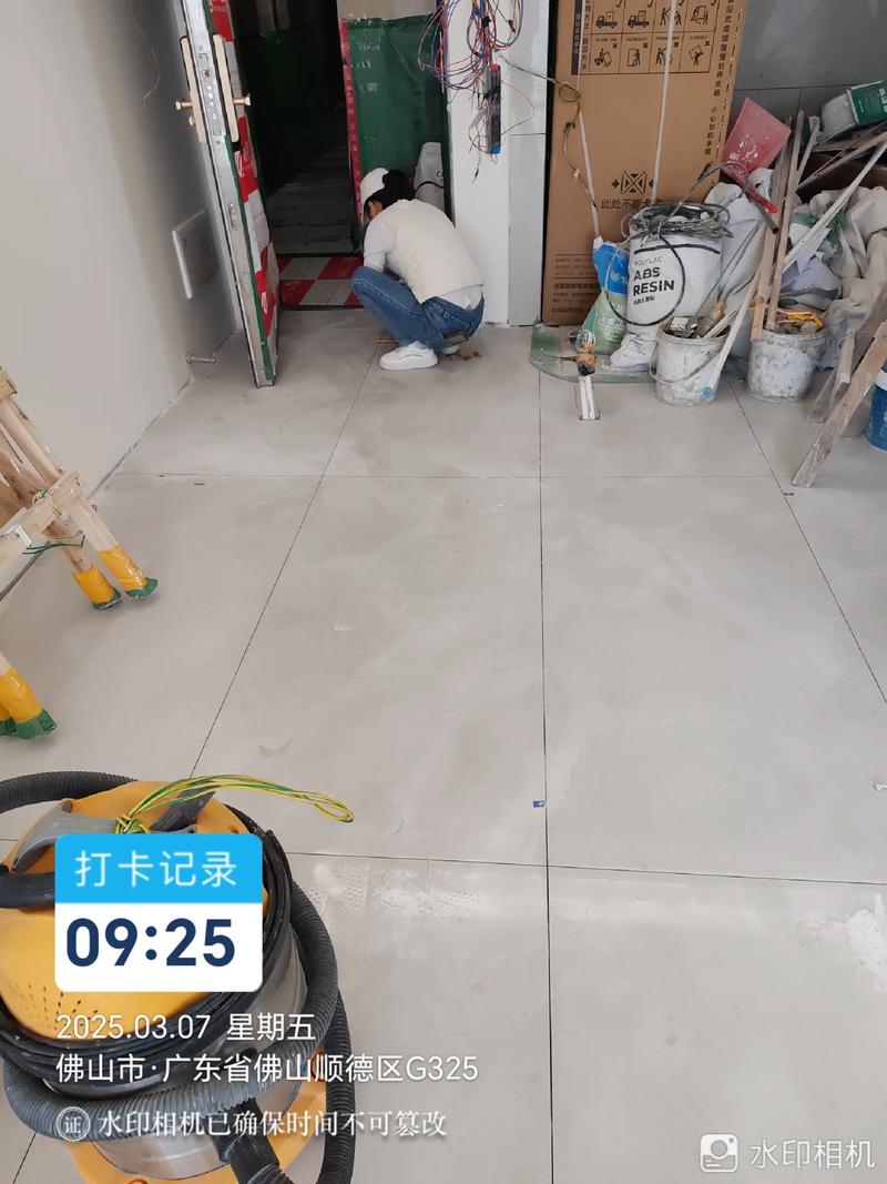 装修师傅正在施工环氧彩砂美缝细节