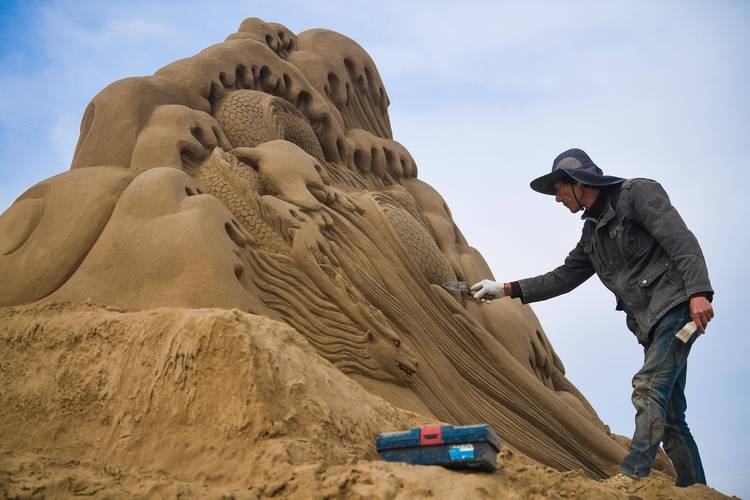宁夏沙湖贺兰山主题户外沙雕作品