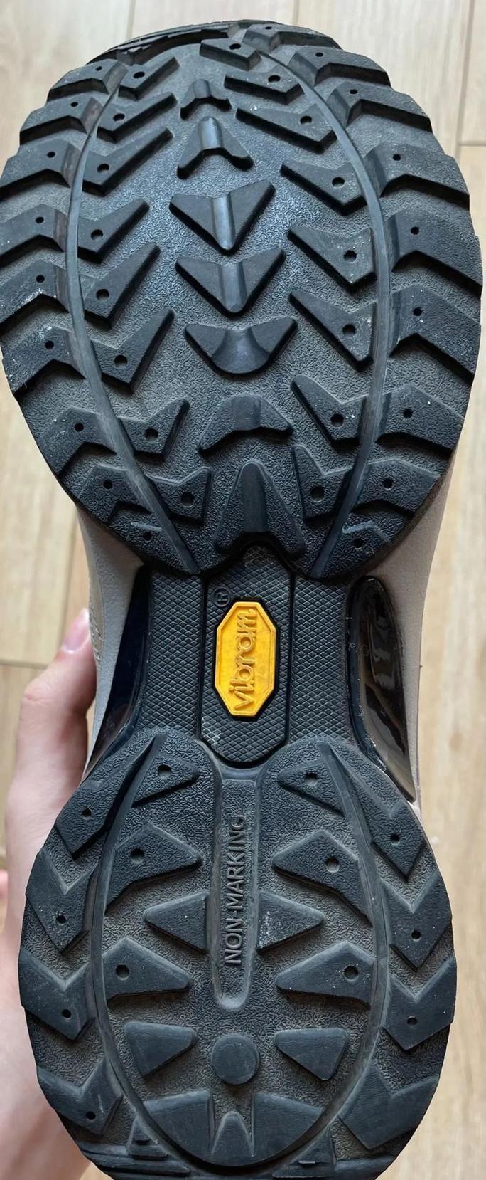 登山鞋Vibram鞋底深齿纹路特写