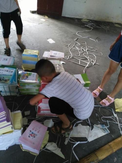 小区传达室门口摊开课本的小学生