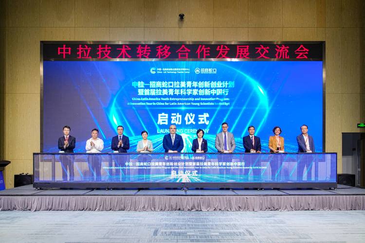 科技园区科技成果转化对接会现场热烈的交流景象