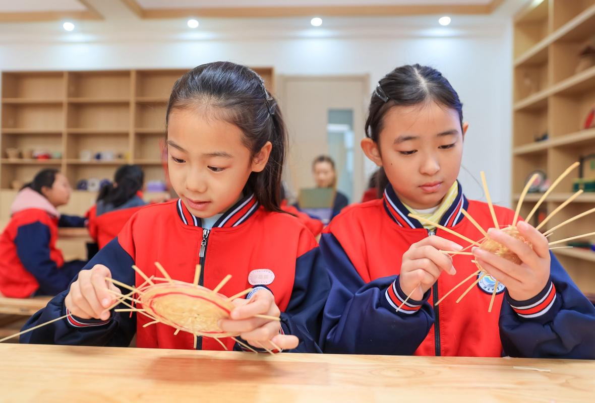 小学非遗竹编校本课程学生上课场景