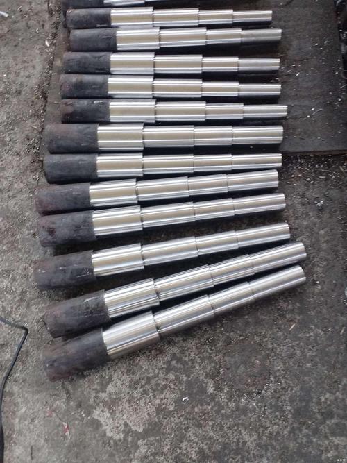 车床加工出的不合格葫芦型轴工件