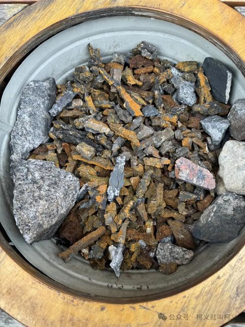 桂林伏波山老卤摊煤炉边八角沉积物碎块