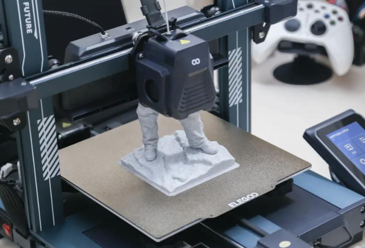 工业设计师用3D打印原型进行人机测试