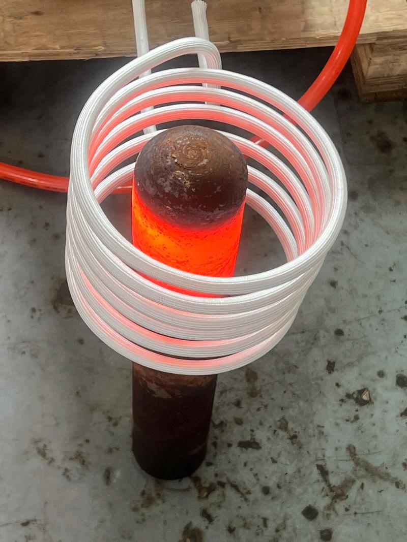 感应加热线圈加热红热金属棒料特写