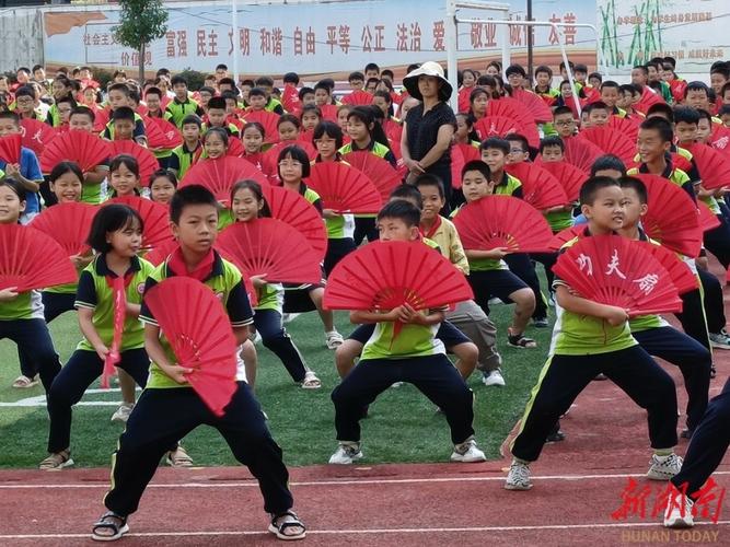 小学生集体表演扇子舞的大课间活动