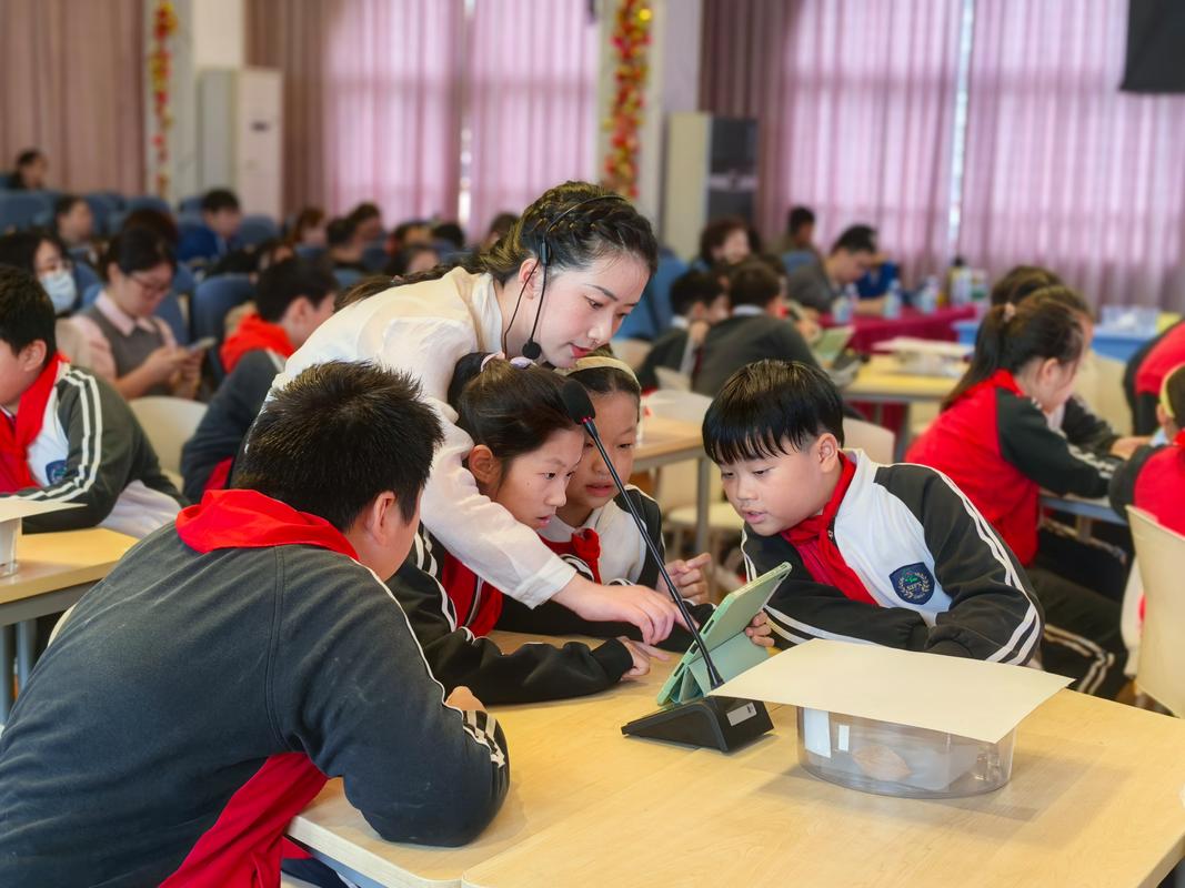 中小学课堂趣味学习互动场景图