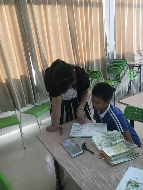 小学教室晚托留校学生补作业场景