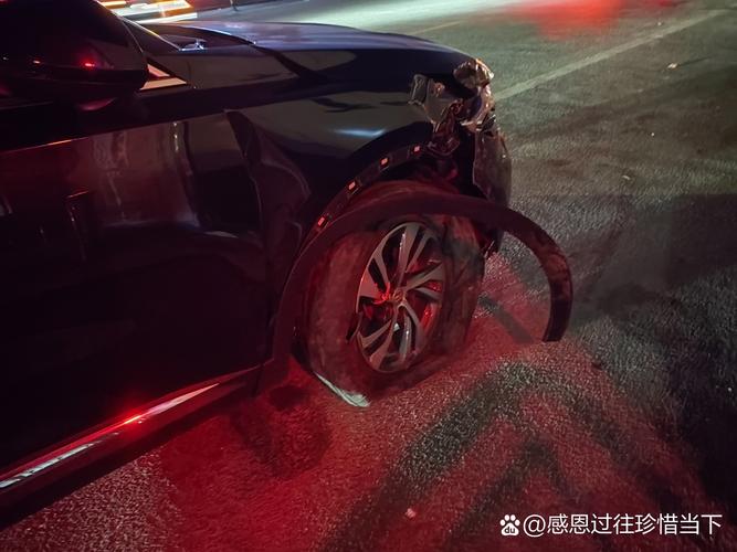 自动驾驶测试车辆夜间事故现场近距离照片