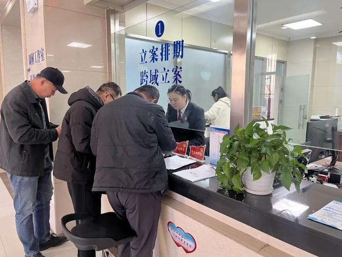 法院强制执行立案窗口群众排队实拍