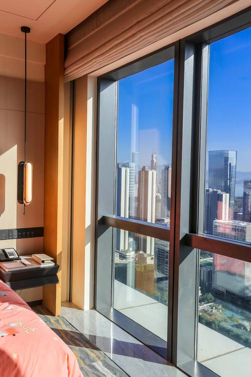 进门开窗通风的酒店客房场景