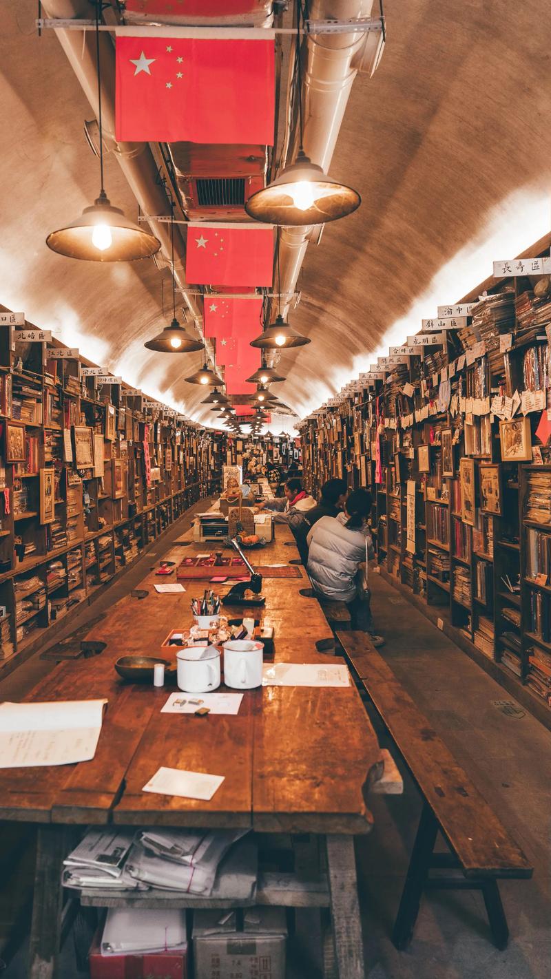 防空洞书店旧书堆