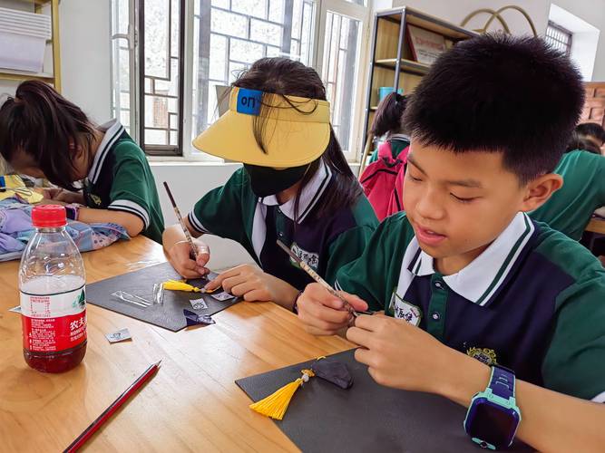 学生合作进行手工项目探究课