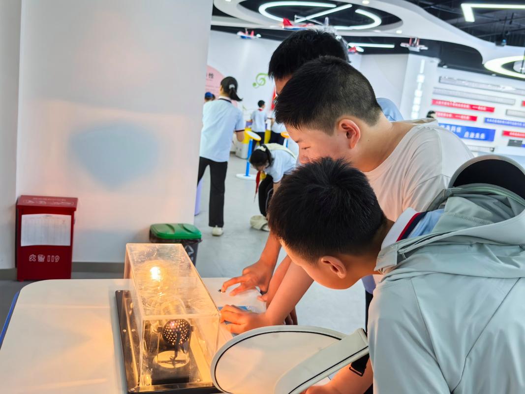 高中生志愿者在科技馆为小朋友讲解科学实验