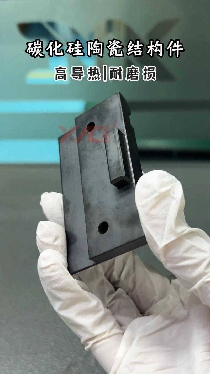 车间内超声波加工设备加工碳化硅陶瓷结构件实拍