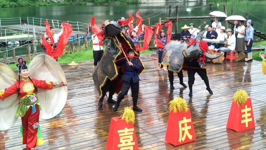 湖北南漳春节舞春牛民俗表演现场
