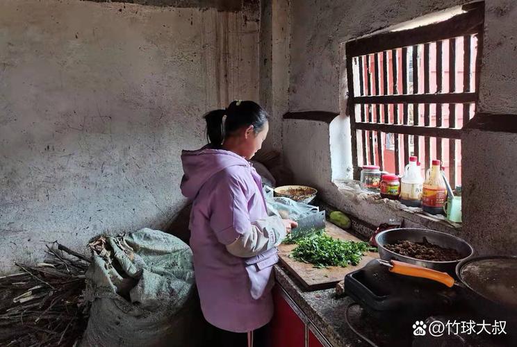 随迁子女在出租屋写作业的纪实照片