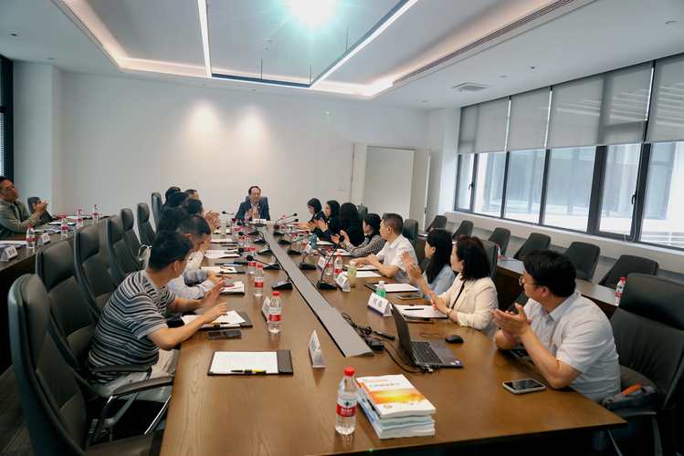 深圳科技园区产学研对接会上企业代表与教授热烈交流近景特写