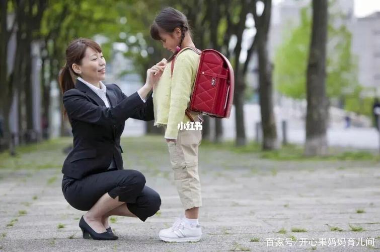 孩子蹲路边提问拉着家长衣角场景