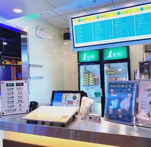 奶茶店收银台旁边缘计算节点小盒子