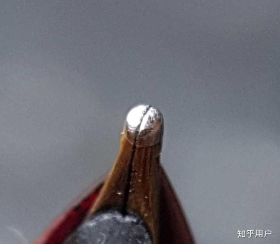 显微镜下的钢笔铱粒打磨细节