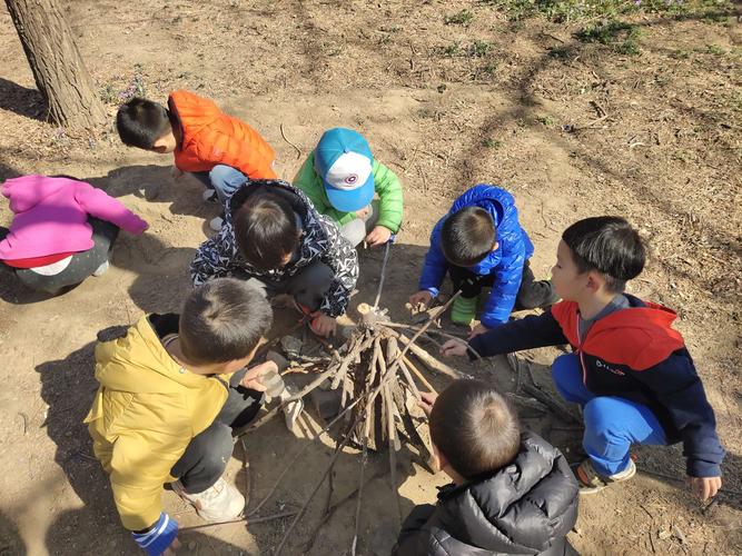 孩子在公园用木棍石头玩过家家