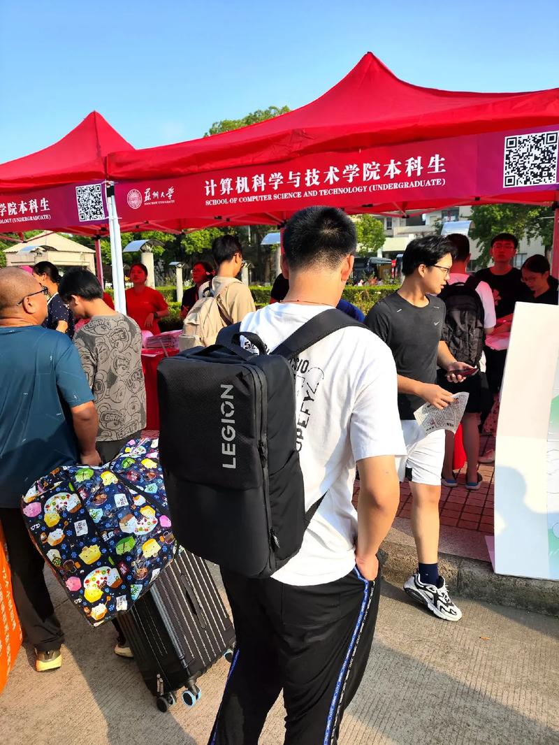 大学新生报到现场专业调剂咨询摊位