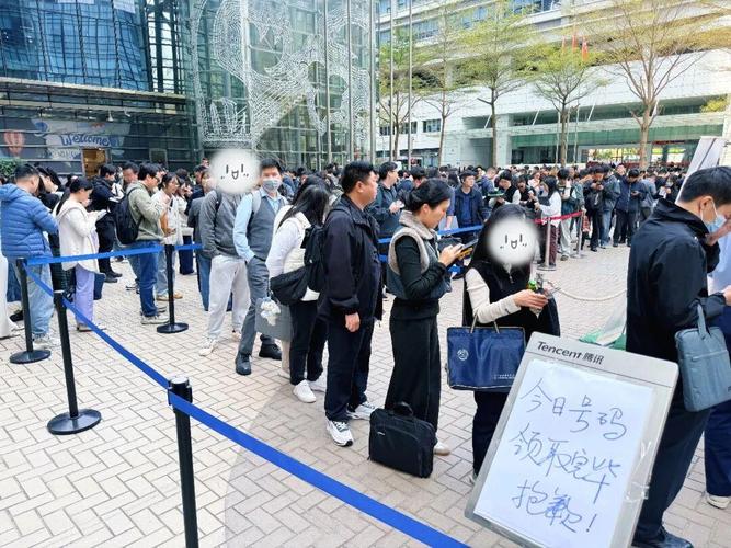 深圳人才服务中心落户窗口排队的人群