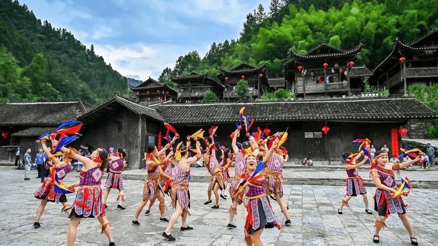 湖北南漳端公舞非遗传承人展示铜铃法器