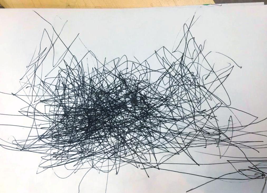 幼儿绘画敏感期地上乱涂画场景