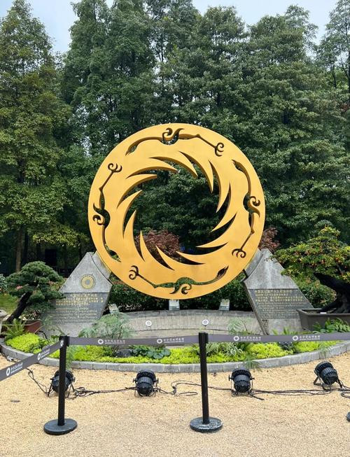 成都金沙清晨薄雾中金太阳神鸟雕塑