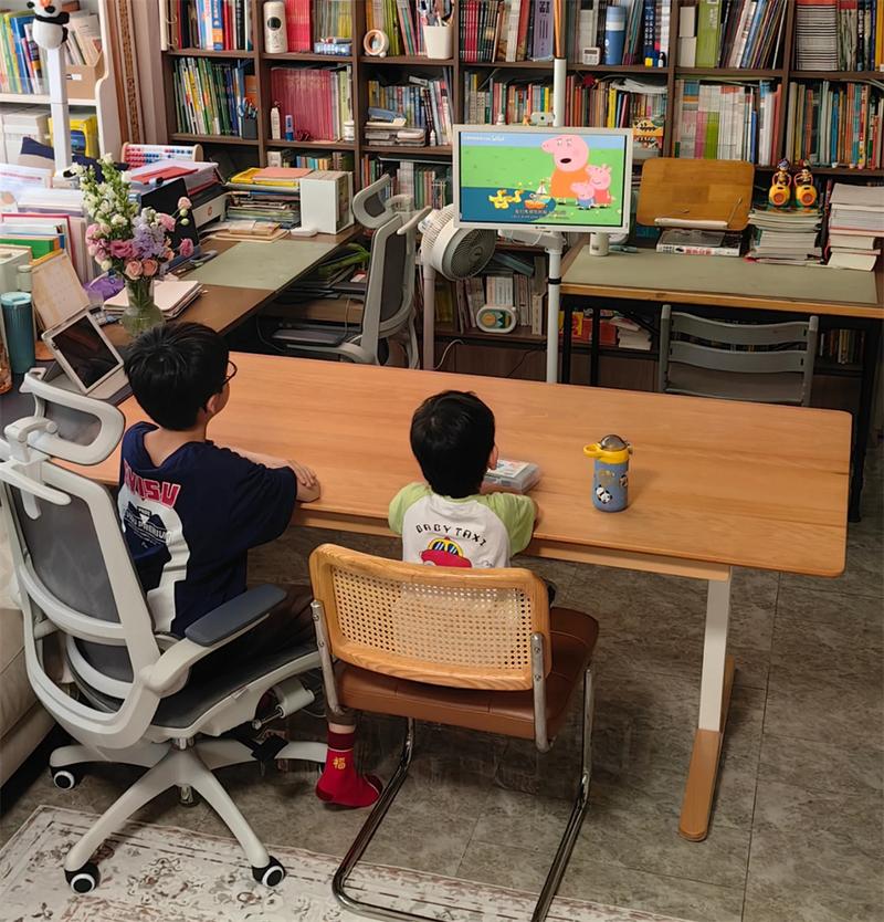 亲子客厅桌边陪娃写作业松弛感实拍