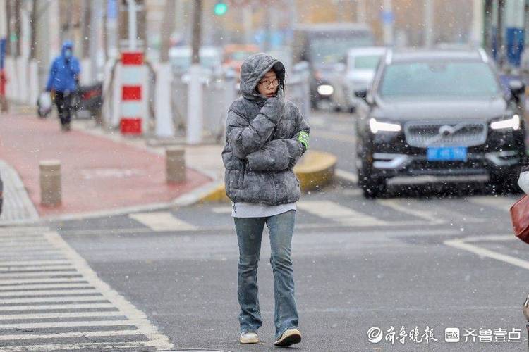 秋冬阴天街头行人裹厚外套慢走场景